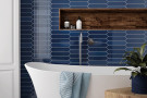  Ambiente revestimiento arrow_5x25_adriatic-blue_stromboli_white_bath-1024x1024