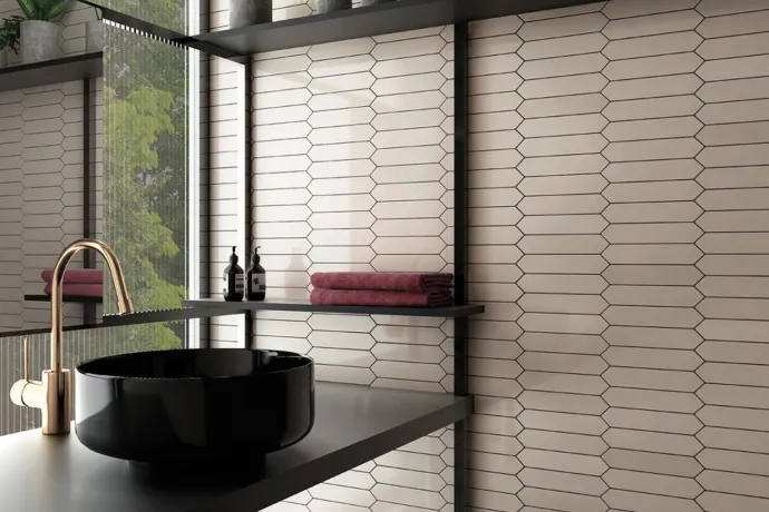  Ambiente revestimiento arrow_5x25_gardenian-cream_bath-1024x1024