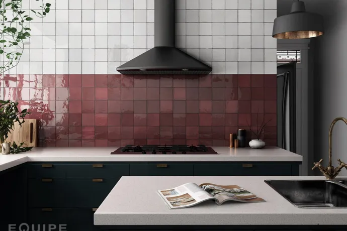  Ambiente revestimiento artisan_132x132_burgundy_white_kitchen-1024x731