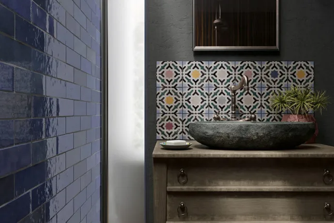  Ambiente revestimiento artisan_65x20_colonialblue_oasis_bath-819x1024