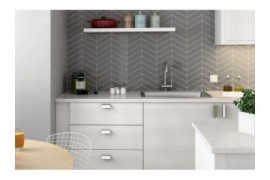 Ambiente revestimiento chevronwall-darkgrey-kitchen-860x1024