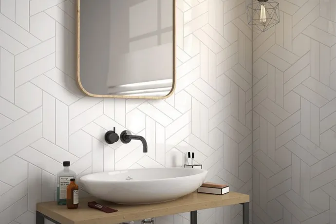  Ambiente revestimiento chevronwall-white-scale-white-bathroom-877x1024