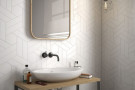  Ambiente revestimiento chevronwall-white-scale-white-bathroom-877x1024