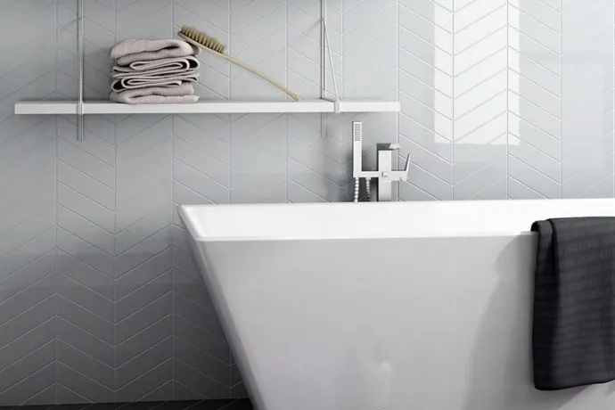  Ambiente revestimiento chevronwall-skyblue-bathroom-831x1024