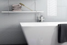  Ambiente revestimiento chevronwall-skyblue-bathroom-831x1024