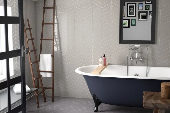  Ambiente revestimiento chevronwall-greige-bathroom-1024x768
