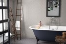  Ambiente revestimiento chevronwall-greige-bathroom-1024x768