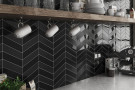  Ambiente revestimiento chevronwall-black_black-matt-kitchen-1024x768