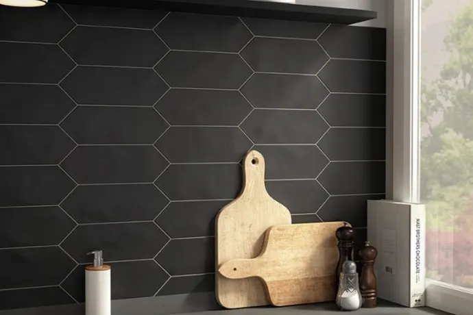 Ambiente porcelanico kite_black_kitchen-684x1024