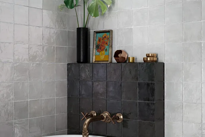  Ambiente revestimiento la-riviera-132x132-gris-nuage_tourmaline_bath