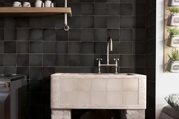  Ambiente revestimiento magma-blackcoal-132x132-bath-819x1024