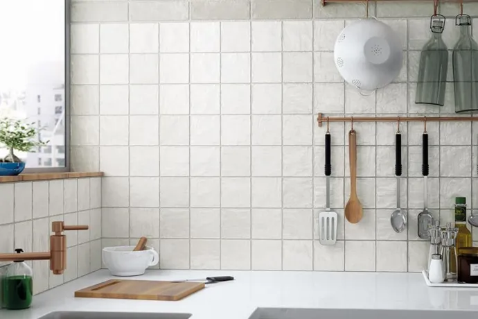 Ambiente revestimiento mallorca-white-green-kitchen-819x1024