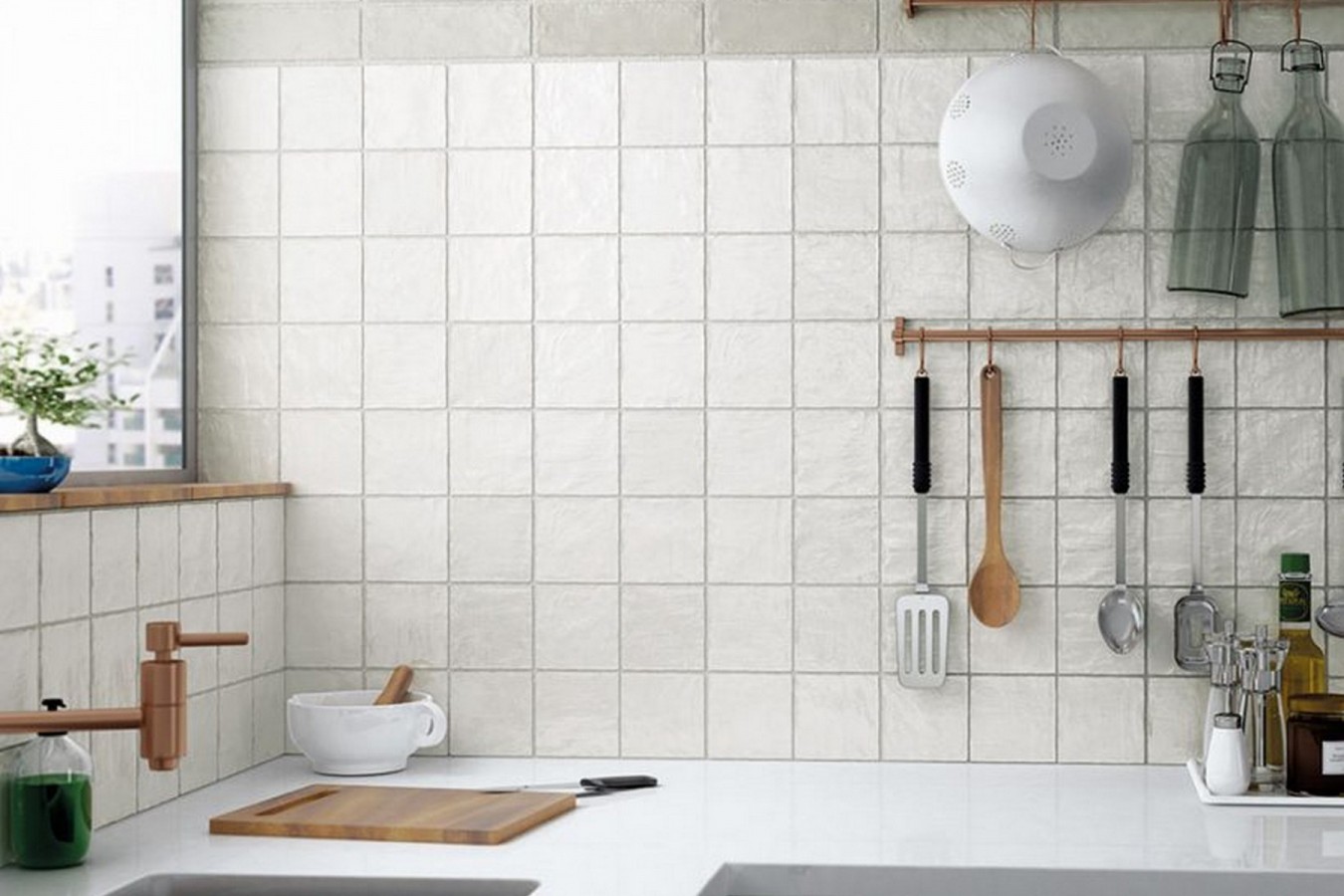 Ambiente revestimiento mallorca-white-green-kitchen-819x1024