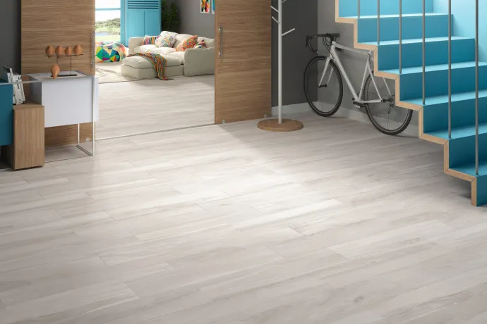 Ambiente porcelanico ambte valente blanco escalera