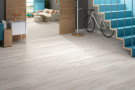 Ambiente porcelanico ambte valente blanco escalera