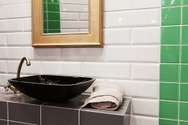 Baño con Revestimiento Blanco Brillo 10x30  WHITEHOME